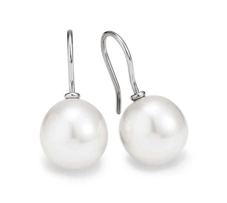 10-timeless-fashion-items-we-all-should-invest-in-yana-nesper-pearl-earrings