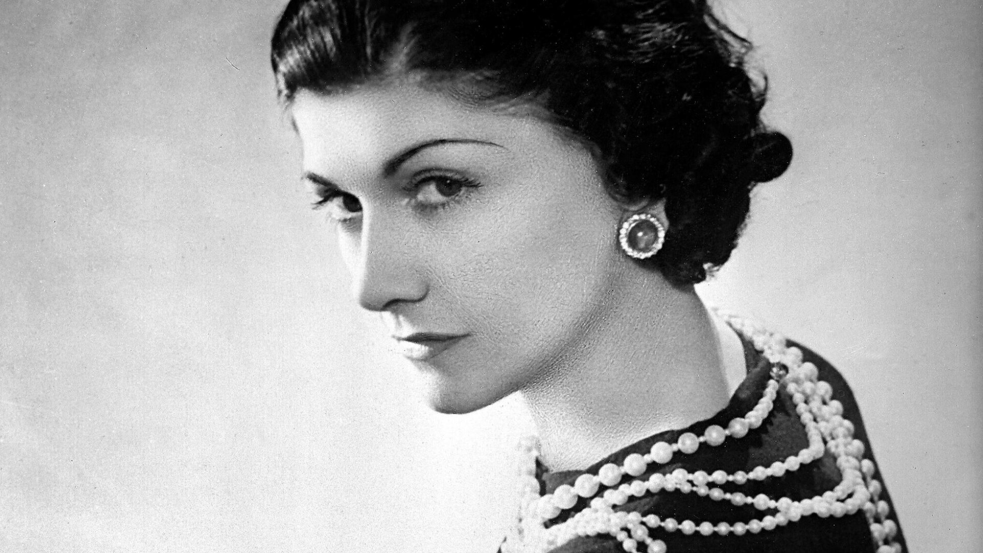 WHAT YOU NEED TO KNOW ON THE V&A's COCO CHANEL EXHIBIT